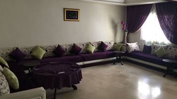 Apartamento Deluxe, 3 habitaciones, accesible para personas con discapacidad | Sala de estar | Una televisión de pantalla plana