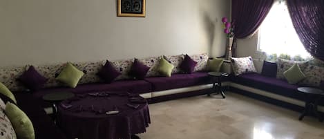 Apartament Deluxe, 3 dormitoris, accessible | Sala d'estar | Televisor de pantalla plana