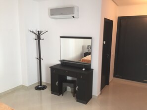 Departamento Deluxe, 3 habitaciones, con acceso para personas discapacitadas | Área de sala de estar | Televisión de pantalla plana 