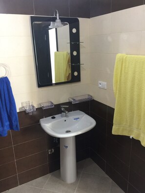Shower, deep soaking tub, free toiletries, bidet