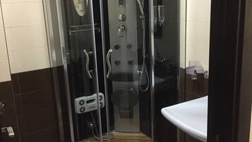 Familie appartement, 3 slaapkamers | Badkamer met douche