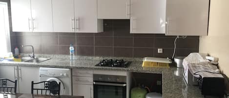 Deluxe Apartment, 3 Bedrooms, Accessible | Private kitchen