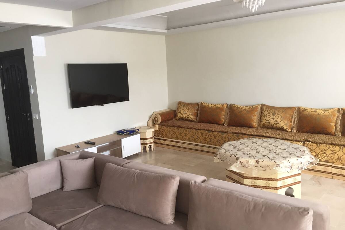 Appartement Familial, 3 chambres | Salle de séjour | Télévision à écran plat