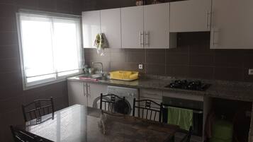 Departamento Deluxe, 3 habitaciones, con acceso para personas discapacitadas | Cocina privada | Refrigerador, microondas, horno y parrilla de estufa