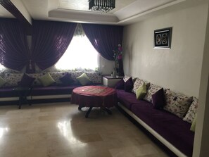 Departamento Deluxe, 3 habitaciones, con acceso para personas discapacitadas | Sala de estar | Televisión de pantalla plana 