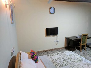 Executive Double Room, 1 Bedroom, Smoking | Premium bedding, in-room safe, desk, iron/ironing board