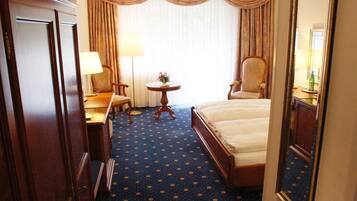 Exclusive-Doppelzimmer | Zimmersafe, Schreibtisch, schallisolierte Zimmer, BĂŒgeleisen/BĂŒgelbrett