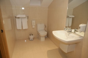 Kombinasi shower/bathtub, bathtub besar, dan pancuran hujan