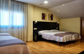 Kamar Triple | Tempat tidur bayi gratis, Wi-Fi gratis, dan seprai linen