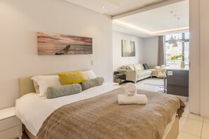 Appartamento Luxury, 1 letto queen | Biancheria da letto di alta qualità, una scrivania, ferro/asse da stiro