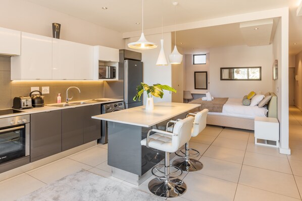 Luxury-Apartment, 1 Queen-Bett | Essbereich im Zimmer