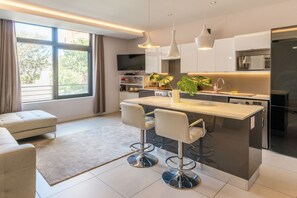 ラグジュアリー アパートメント クイーンベッド 1 台 | 専用キッチン | 冷蔵庫、電子レンジ、オーブン、コンロ