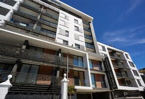 Appartamento Luxury, 1 letto queen | Biancheria da letto di alta qualità, una scrivania, ferro/asse da stiro