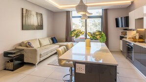 Appartement Luxe, 1 grand lit | Restauration dans la chambre