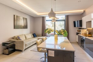 Luxury-Apartment, 1 Queen-Bett | Essbereich im Zimmer