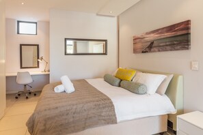 Appartamento Luxury, 1 letto queen | Biancheria da letto di alta qualità, una scrivania, ferro/asse da stiro