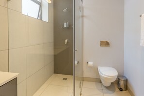 Luxury-Apartment, 1 Queen-Bett | Badezimmer | Dusche, kostenlose Toilettenartikel, Handtücher