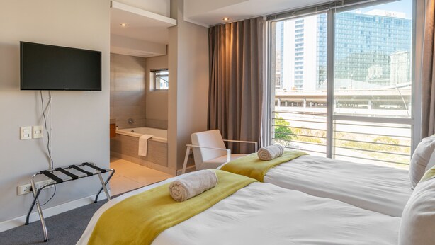 1 bedroom, premium bedding, desk, iron/ironing board - Harbour Bridge Ivory Suite (Cape Town)