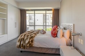 Premium-Apartment, 2 Schlafzimmer, Balkon, Hafenblick | 1 Schlafzimmer, hochwertige Bettwaren, Schreibtisch
