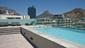 Outdoor pool - Harbour Bridge Ivory Suite (Cape Town)