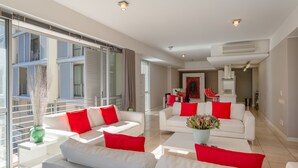 Living room - Harbour Bridge Ivory Suite (Cape Town)