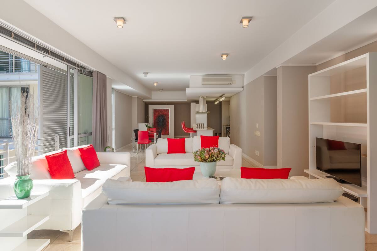 Condo premium, 2 quartos, sacada, vista para o porto | Opções para refeição no quarto