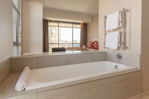 Premium-Apartment, 2 Schlafzimmer, Balkon, Hafenblick | Badezimmer | Komfortbadewanne, Regendusche, kostenlose Toilettenartikel, Handtücher