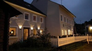 Fassade der Unterkunft – Abend/Nacht