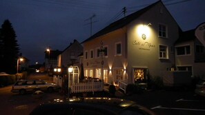 施設の正面 (日没後)