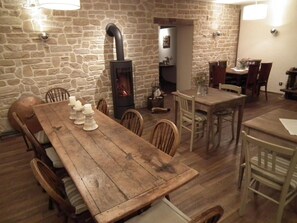 朝食 (ビュッフェ)、毎日提供 (無料)