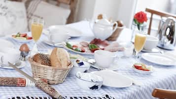 Free daily buffet breakfast
