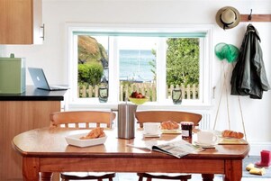 Cottage, 3 Bedrooms, Sea View | In-room dining