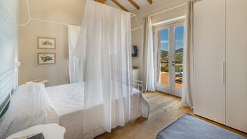 Camera tripla, vista vigneti | Biancheria da letto di alta qualità, una cassaforte in camera