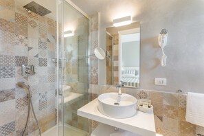 Dusche, Regendusche, kostenlose Toilettenartikel, Haartrockner