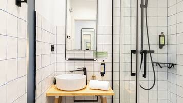Eenvoudige tweepersoonskamer, 1 tweepersoonsbed, niet-roken | Badkamer | Een douche, een regendouche, een haardroger, handdoeken