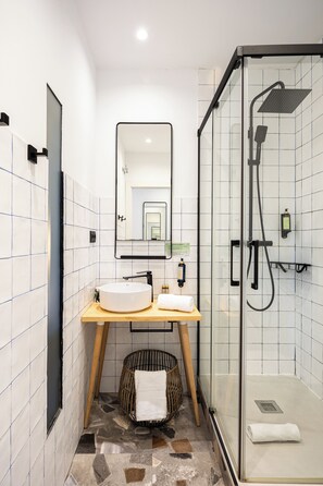 Basic Double Room, 1 Double Bed, Non Smoking | Bathroom | Shower, rainfall showerhead, hair dryer, towels - Casa Vaganto (Barcelona)
