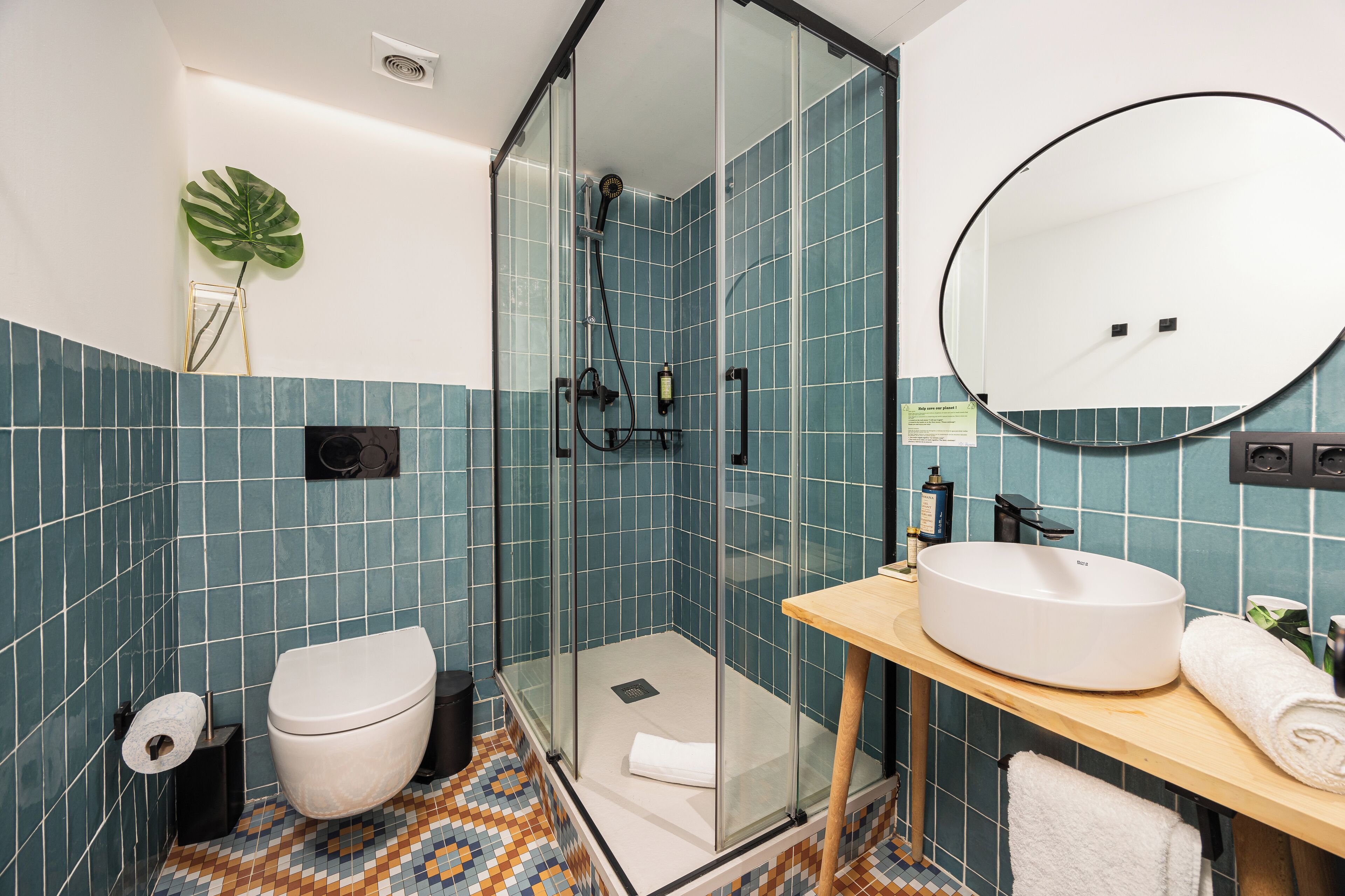 standard double room, 1 queen bed, non smoking | bathroom | shower, rainfall showerhead, hair dryer, towels