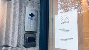 A hotel entrance with a keypad and a contact card. - Casa Vaganto (Barcelona)