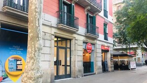 A building with a storefront and a sign that reads "CAN TONADA." - Casa Vaganto (Barcelona)