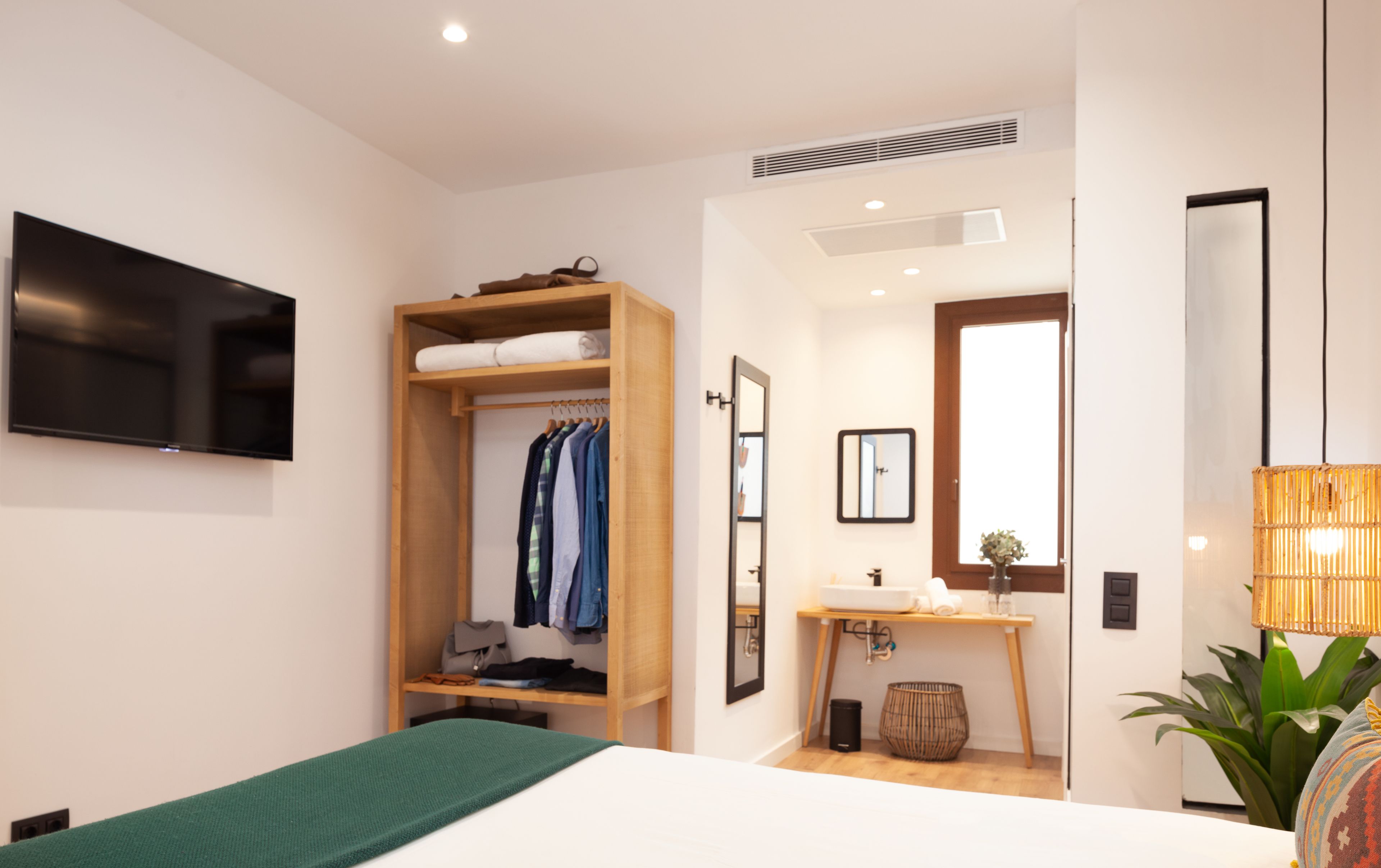 standard double room, 1 queen bed, non smoking | 1 bedroom, hypo-allergenic bedding, in-room safe, individually decorated