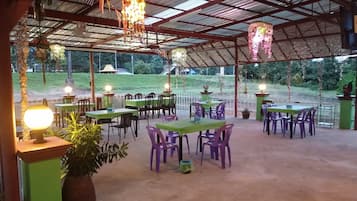Sarapan masakan tempatan setiap hari (THB 100 seorang)