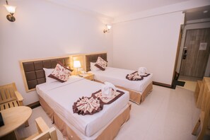 Chambre Standard avec lits jumeaux | Minibar, décoration personnalisée, ameublement personnalisé, bureau