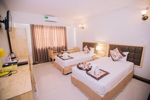 Habitación estándar con 2 camas individuales | Minibar, decoración individual, mobiliario individual y escritorio