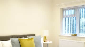 Deluxe Triple Room (Room 6) | Laptop workspace, soundproofing, free WiFi, bed sheets
