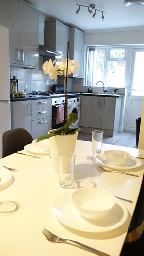 Deluxe Triple Room (Room 1) | Shared kitchen - The Close Airport (Hayes)