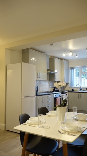 Business Double Room, 1 Double Bed | Shared kitchen facilities