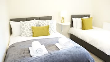 Deluxe Triple Room (Room 3) | Laptop workspace, soundproofing, free WiFi, bed sheets