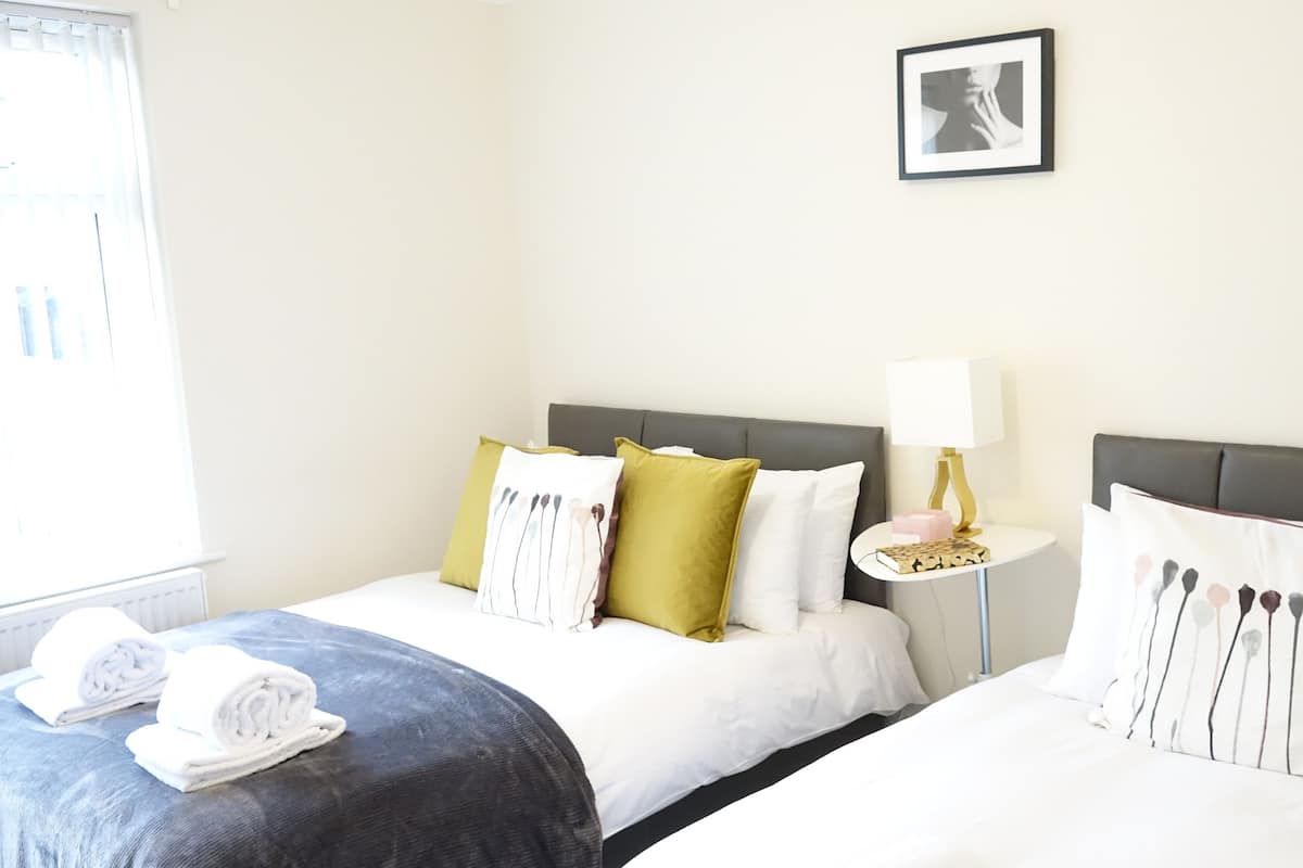 Deluxe Triple Room (Room 1) | Laptop workspace, soundproofing, WiFi (free), bed sheets