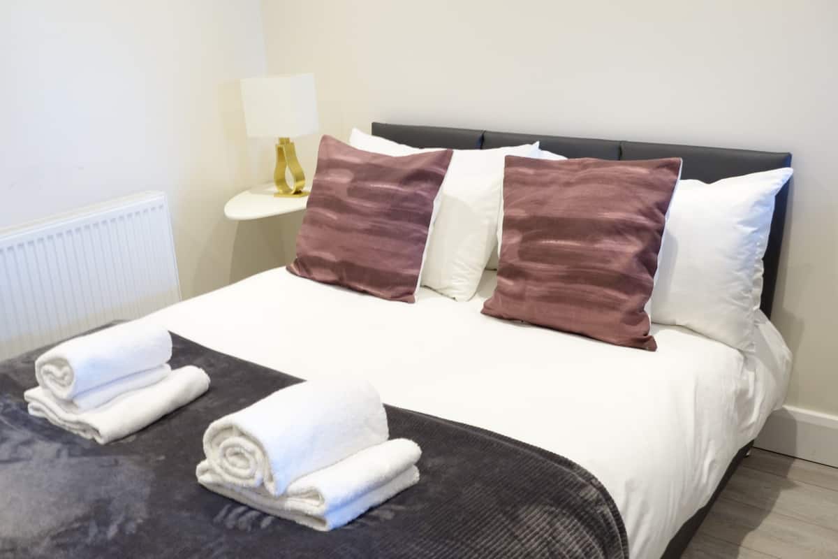 Business Double Room, 1 Double Bed | Laptop workspace, soundproofing, WiFi (free), bed sheets