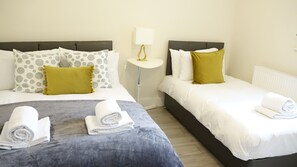 豪華三人房 (Room 3) | 手提電腦工作空間、隔音、免費 Wi-Fi、床單